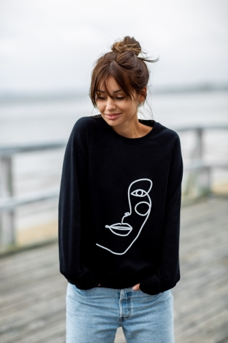 sportowa bluza z modnym wzorem