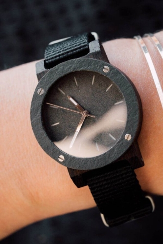 drewniany damski zegarek z kamienna tarcza