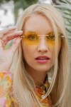 zolte okulary w drewnianej oprawie