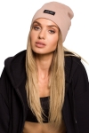 waniliowa czapka damska typu beanie z naszywka z przodu