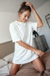 damski T-shirt oversize w ecru kolorze na jesień.jpg