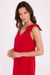 stylowa czerwona sukienka przed kolano na wiosnę z efektownym dekoltem w serek.webp