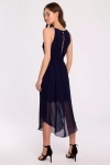 elegancka granatowa sukienka z asymetrycznym dołem wzbogacona zwiewną falbanką.webp