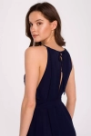 granatowa sukienka na wesele z dekoltem halter i wiązaniem w talii.webp