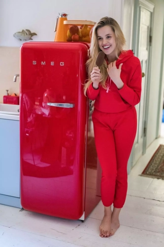 czerwone spodnie damskie joggers z logowaną gumą w pasie i średnim stanem do bluzy.webp