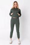 oliwkowe spodnie damskie typu joggers z elastyczną gumą w pasie w swobodnym kroju.webp