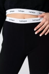 sportowe spodnie damskie czarne typu joggers z elastyczną gumą w pasie.webp