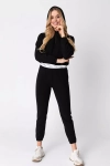 stylowe czarne joggery z logowaną gumą w pasie i kieszeniami po bokach.webp