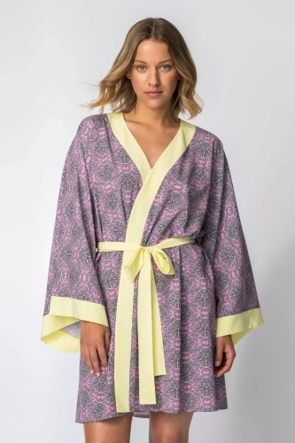 elegancki szlafrok w fasonie kimono z wiązaniem podkreślającym talię i kontrastowymi lamówkami po bokach.webp
