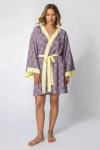 niebieskie kimono damskie w efektowny wzór w swobodnym fasonie wzbogaconym wiązaniem w talii.webp
