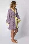 stylowe kimono damskie do letnich stylizacji z wiązaniem w talii z żółtymi lamówkami.webp