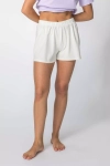 białe szorty damskie na lato z niewielkimi rozcięciami po bokach i elastyczną gumą w pasie.webp