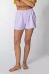 modne szorty damskie na lato z bawełnianej dzianiny wrzosowe z gumką w talii i rozcięciami po bokach.webp