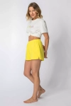modne żółte spodenki od piżamy na lato z rozcięciami po bokach i gumą w pasie.webp