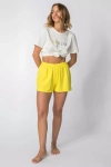 wygodne żółte szorty na lato z przyjemnej w dotyku bawełnianej dzianiny do spania.webp