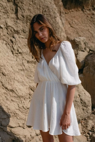 mała czarna bawełniana sukienka na lato.webp