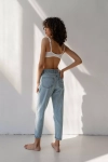 mom jeans ze zwężanymi nogawkami jasne.webp