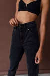 ciemne jeansy mom fit.webp