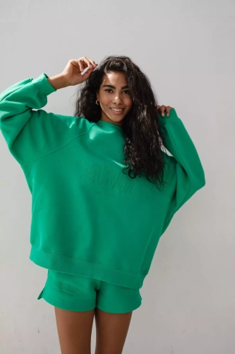 zielona bluza o dużym modnym kroju.webp