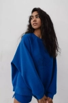 niebieska bluza z modnym napisem.webp