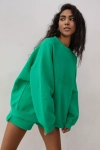zielona bluza o dużym modnym kroju.webp