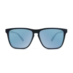 okulary unisex czarna smukła oprawka i jasno niebieskie lustrzanki na lato.webp