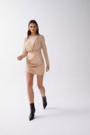 krótka beżowa sukienka z wiskozy marszczona mini.webp