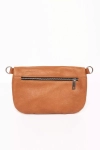 casualowa torebka w odcieniu camel zapinana na zamek.webp
