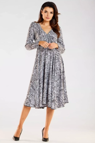 jesienna sukienka midi z rozkloszowanym zwiewnym dołem do codziennych stylizacji.webp