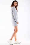 modna sukienka dzianinowa przed kolano szara z długimi rękawami i pęknięciem na plecach.webp