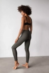 uniwersalne damskie legginsy z dzianiny w prążki.webp