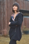 czarna-bluza-z-kapturem-w-kwiaty.webp