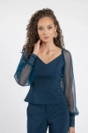 elegancka gorsetowa bluzka w kolorze indygo z transparentnymi rękawami.webp