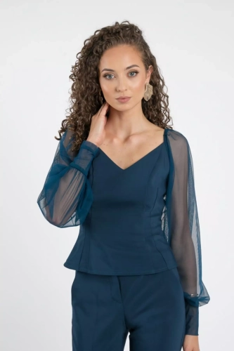 elegancka gorsetowa bluzka w kolorze indygo z transparentnymi rękawami.webp