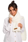 bialy-szalik-na-zime-gruby.webp