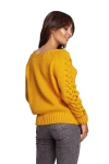 sweter damski na zimę z warkoczami na rękawach.webp