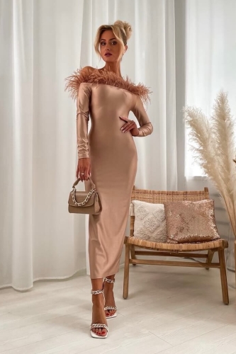 Ekskluzywna sukienka z piórami na ramionach złoty beż.jpeg