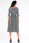 sukienka midi w pepitke idealna na jesienne wyjscia.webp