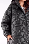 czarna długa kurtka pikowana z kapturem na jesień.webp