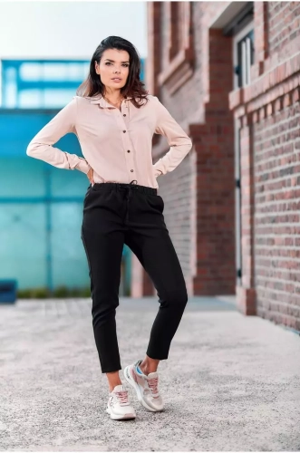 eleganckie spodnie do biznesowych stylizacji z troczkami w pasie.webp