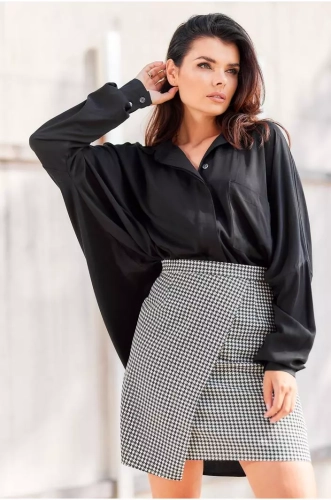 elegancka oversizowa czarna koszula do pracy z kołnierzykiem i mankietami.webp