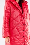 czerwony płaszcz oversize z pikowaniem i obszernym kapturem na zimę.webp