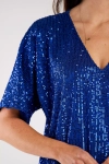 efektowna niebieska cekinowa sukienka mini z dekoltem v i krótkim rękawem mini.webp