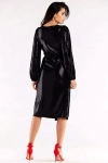 modna czarna sukienka midi na sylwestra z długim rękawem i kopertowym krojem.webp