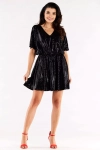 błyszcząca sukienka mini na wieczorne wyjście z luźną górą i rozkloszowanym dołem.webp