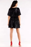 czarna sukienka mini na wieczorne wyjście z dekoltem w serek i rozkloszowanym dołem.webp