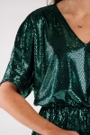 zielona błyszcząca sukienka mini ze zbluzowaną górą i elastyczną gumką w talii na sylwestra.webp