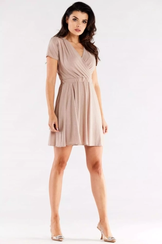 połyskująca zielona sukienka mini z błyszczącej tkaniny z dekoltem na zakładkę i rozkloszowanym dołem.webp