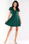 połyskująca zielona sukienka mini z błyszczącej tkaniny z dekoltem na zakładkę i rozkloszowanym dołem.webp
