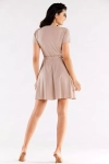 rozkloszowana beżowa sukienka mini z elastyczną gumką podkreślającą talię na wyjście.webp